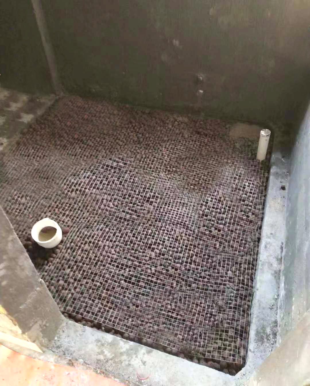 做完衛(wèi)生間防水，要不要抹一層水泥砂漿再貼瓷磚